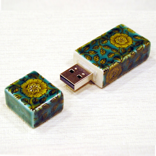 ハローキティ　九谷焼　USBメモリ　4GB 和　山水　石川　日本
